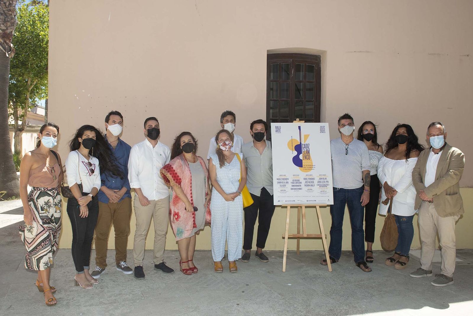 Organizadores, autoridades y artistas de Cádiz Flamenco en el Baluarte de la Candelaria.