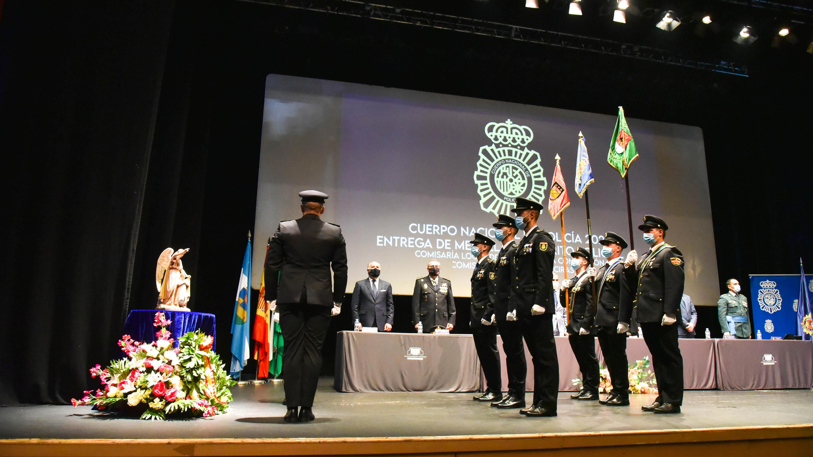 Las fotos de la entrega de medallas por el Dia de la Policía Nacional