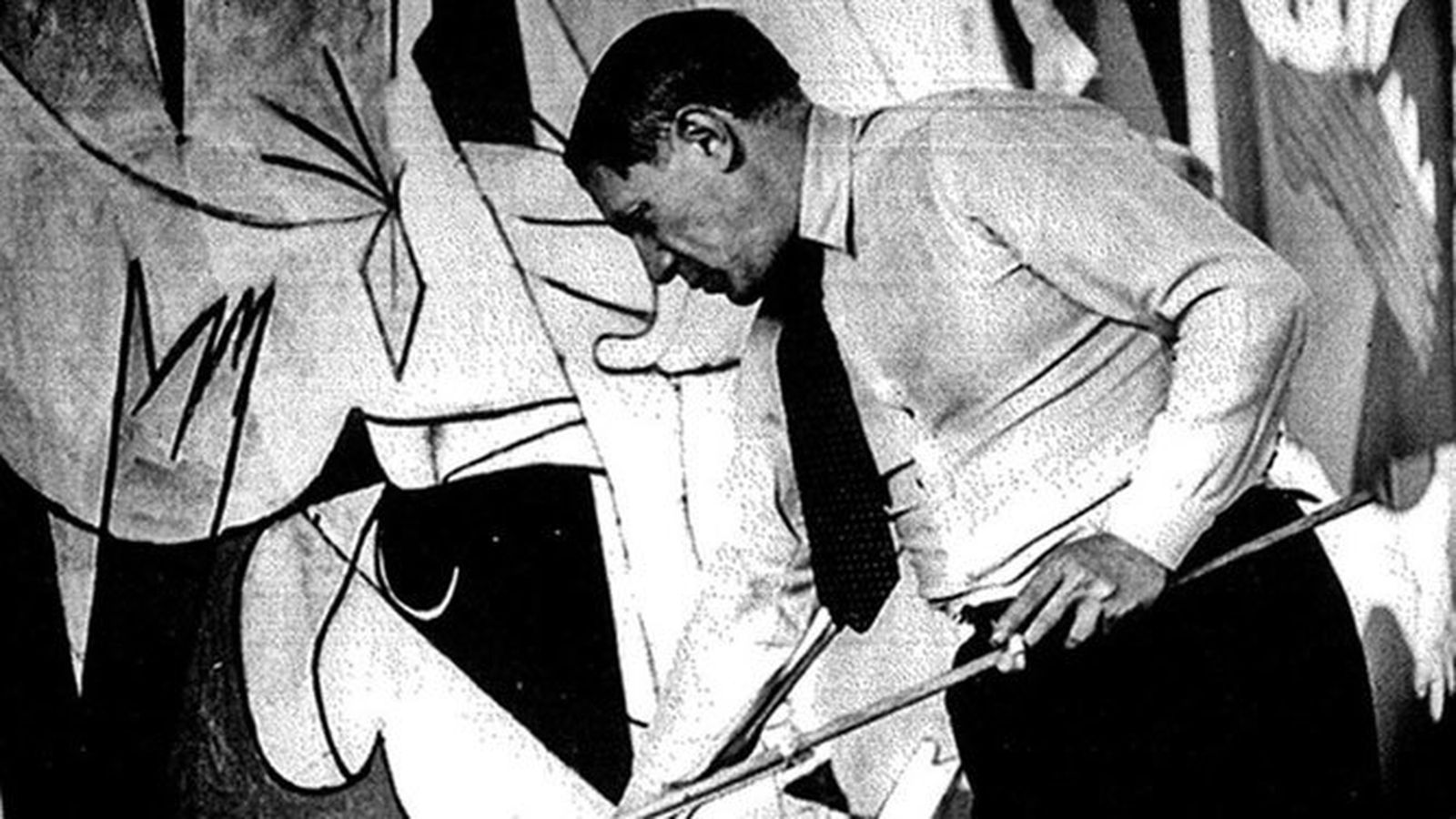 Picasso, trabajando en el 'Guernica'.