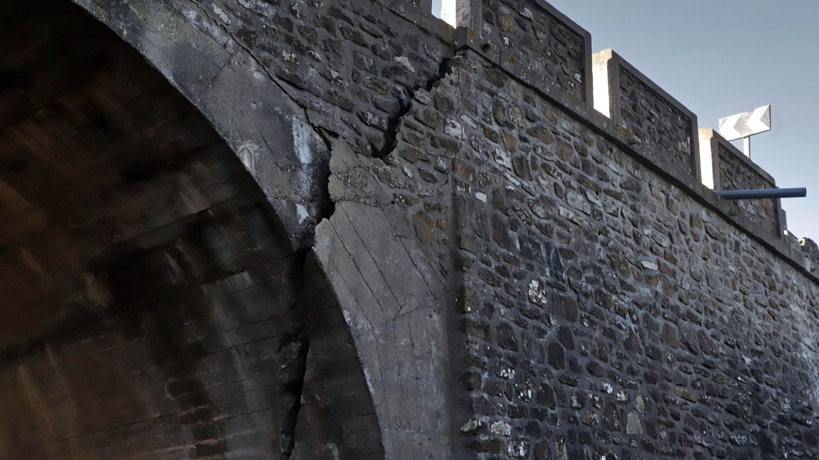 La grieta, visible bajo el tablero del viaducto del kilómetro 88 de la N-340, ha aumentado tras las últimas borrascas.