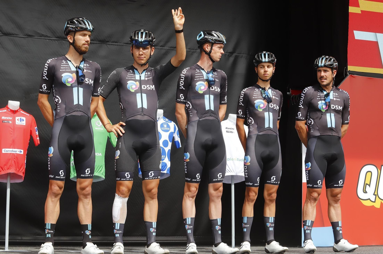 Imágenes de la Vuelta Ciclista a España en su salida desde Aracena en la 17ª etapa