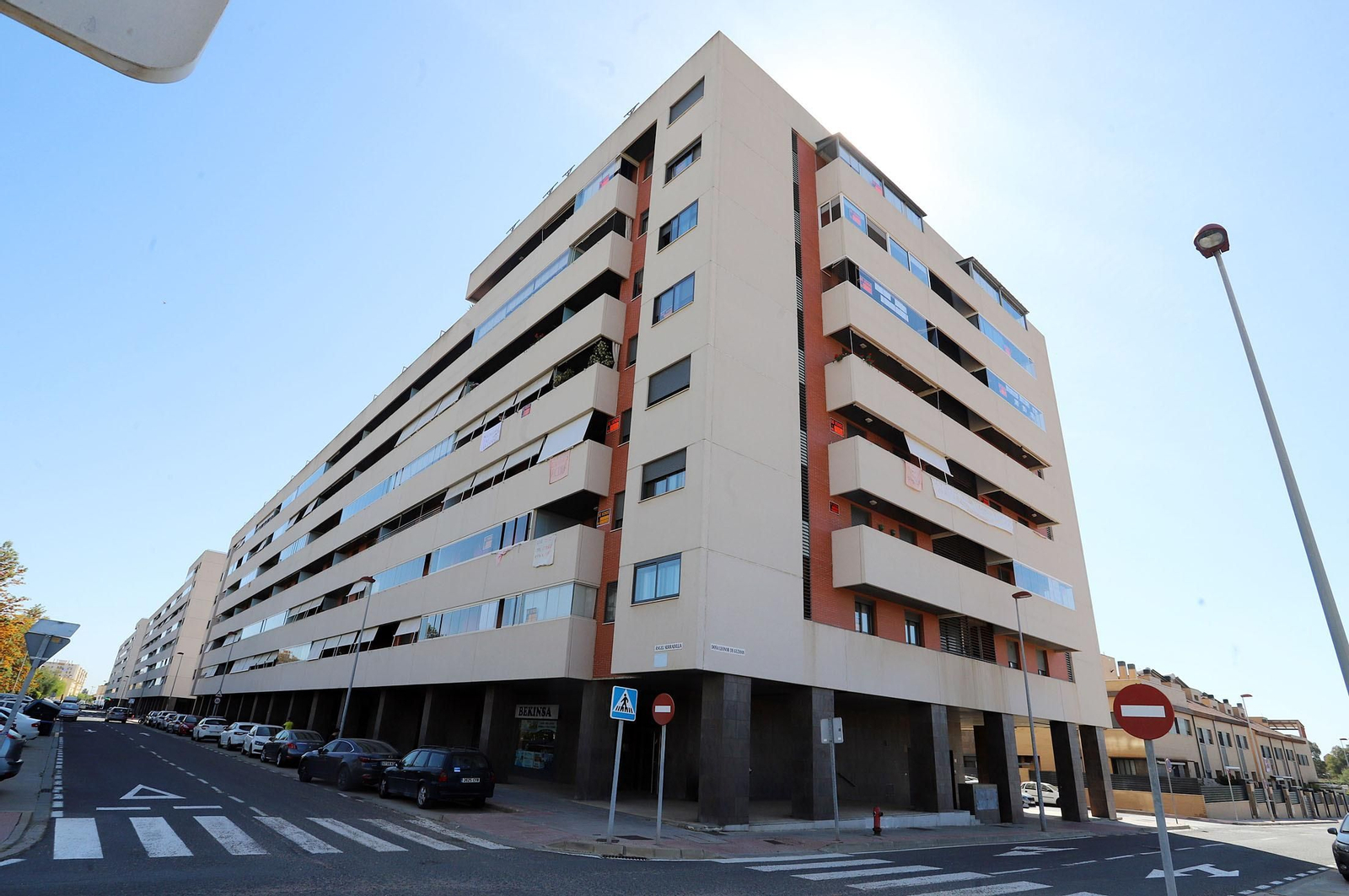 Imágenes de la protesta de los vecinos de Marismas del Polvorín por la construcción de un centro para Proyecto Hombre en vez de la sede de la AAVV Yáñez Pinzón