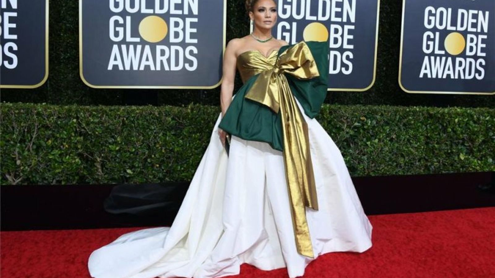 JLo, en los Globos de Oro, con un Valentino con enorme lazo y escote palabra de honor.