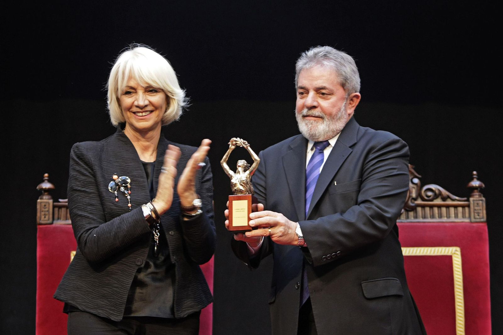 Lula da Silva recibiendo el III premio 'Cortes  de  Cádiz' de manos de Teófila Martinez.