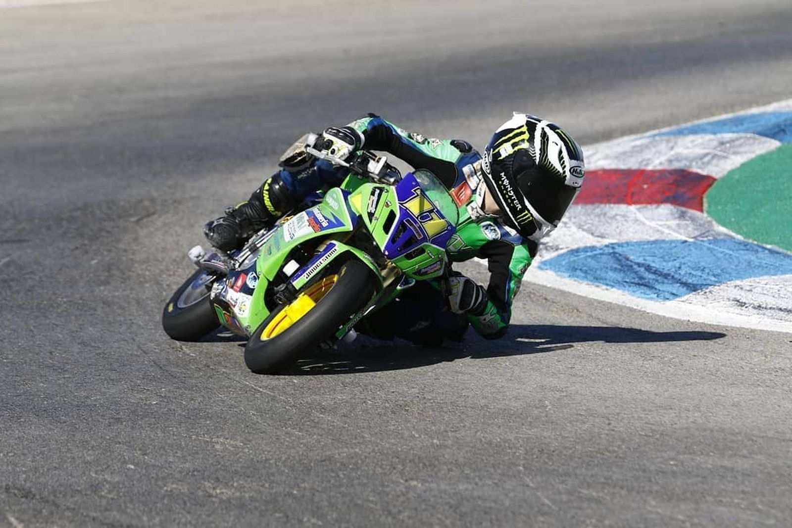 David González traza una curva a izquierdas con su pequeña moto.