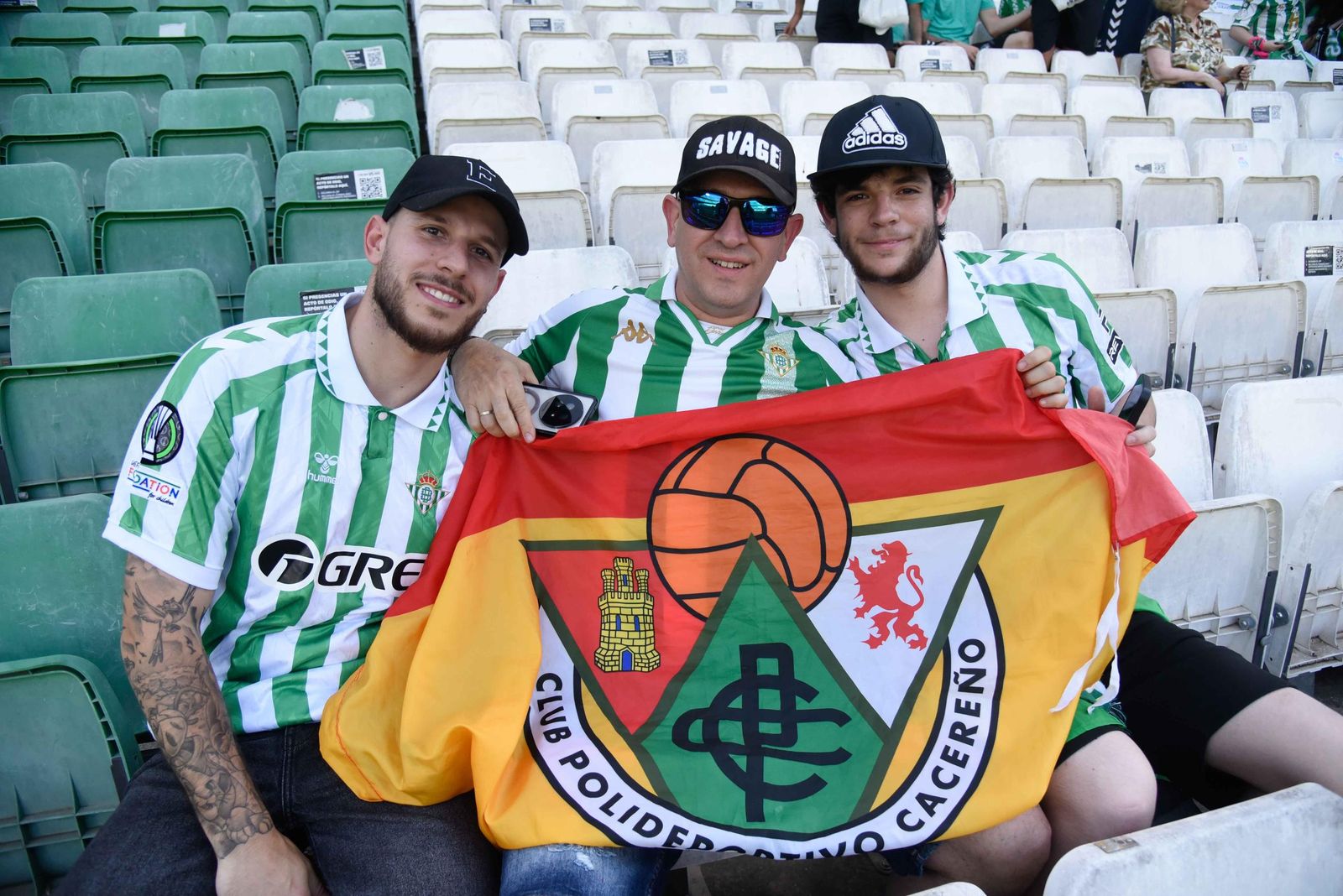 Las fotos de la afición del Betis en el Villamarín