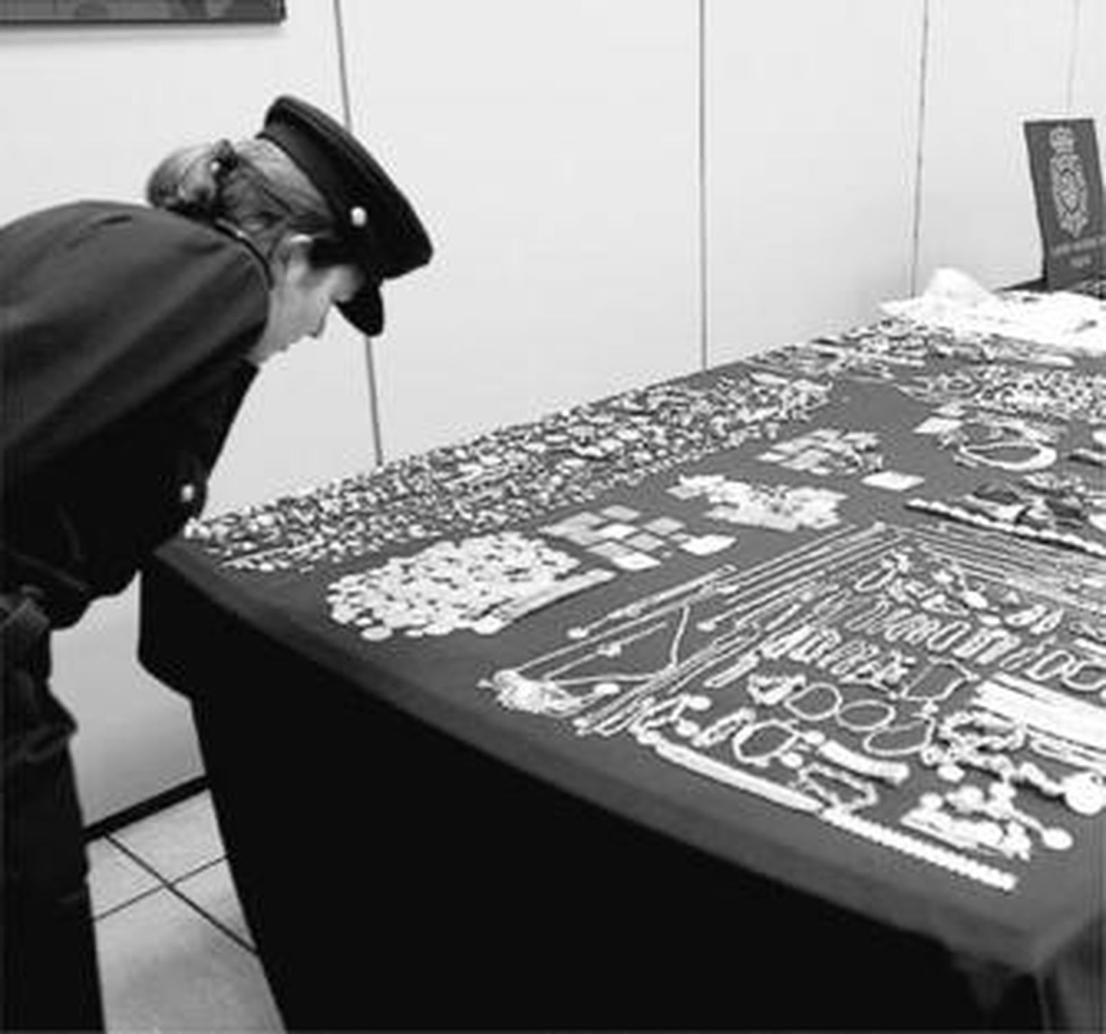 Agente observa una exposición.