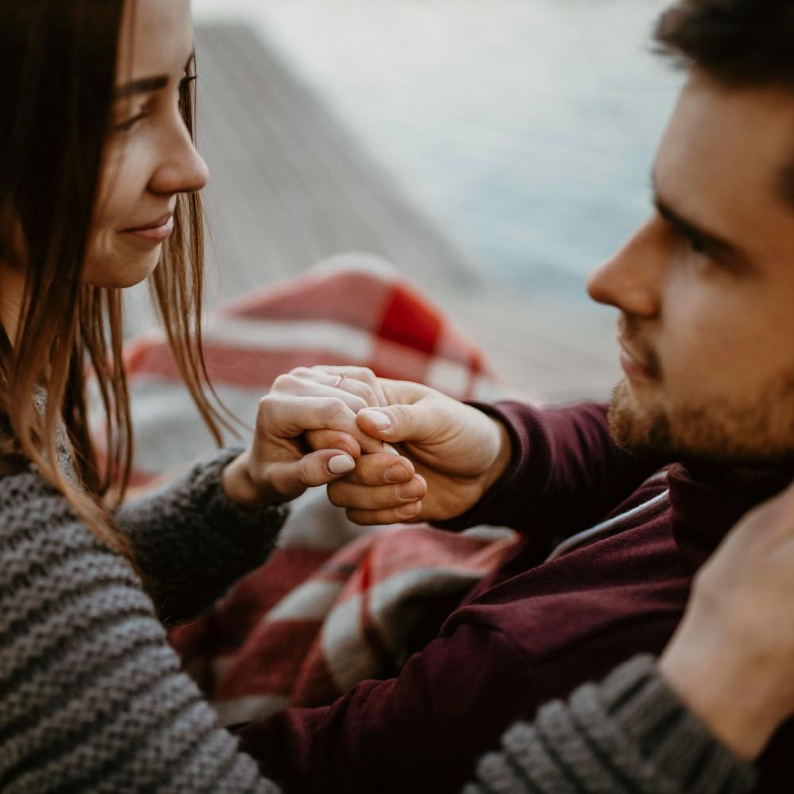Pareja mirándose a los ojos Pareja mirándose a los ojos