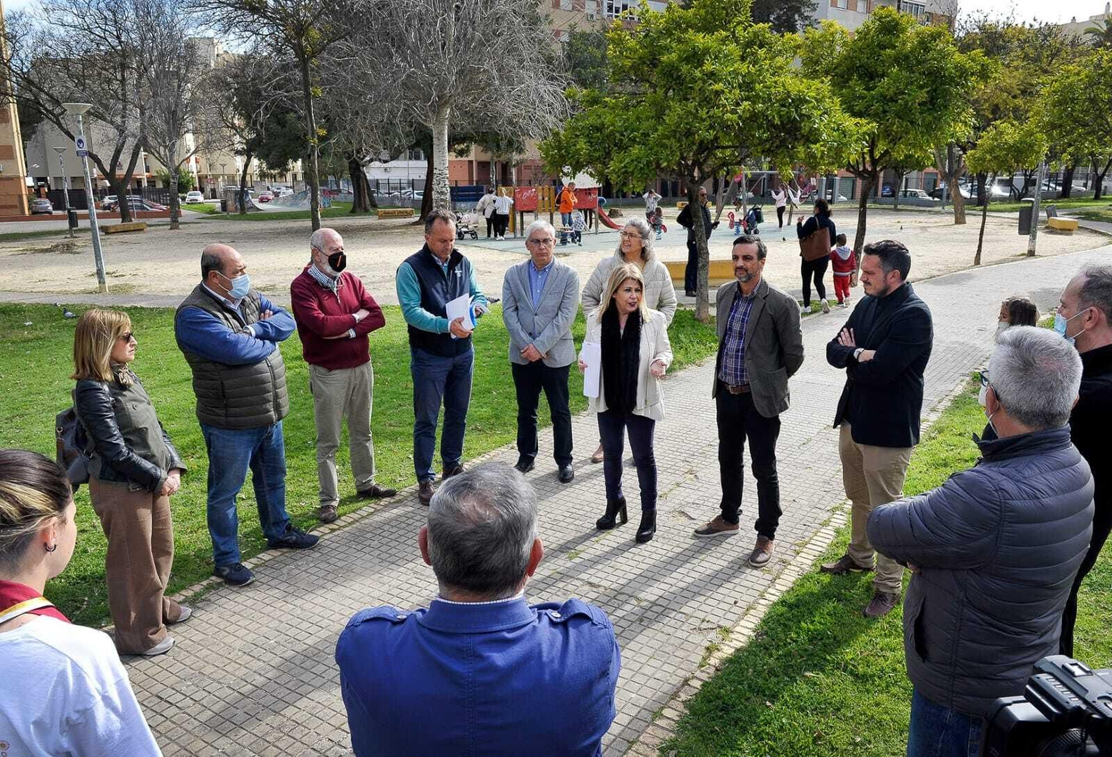 La alcaldesa y los delegados, con vecinos de San Joaquín.