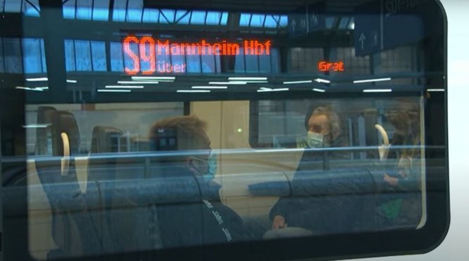 Usuarios en el interior de un tren en Frankfurt.