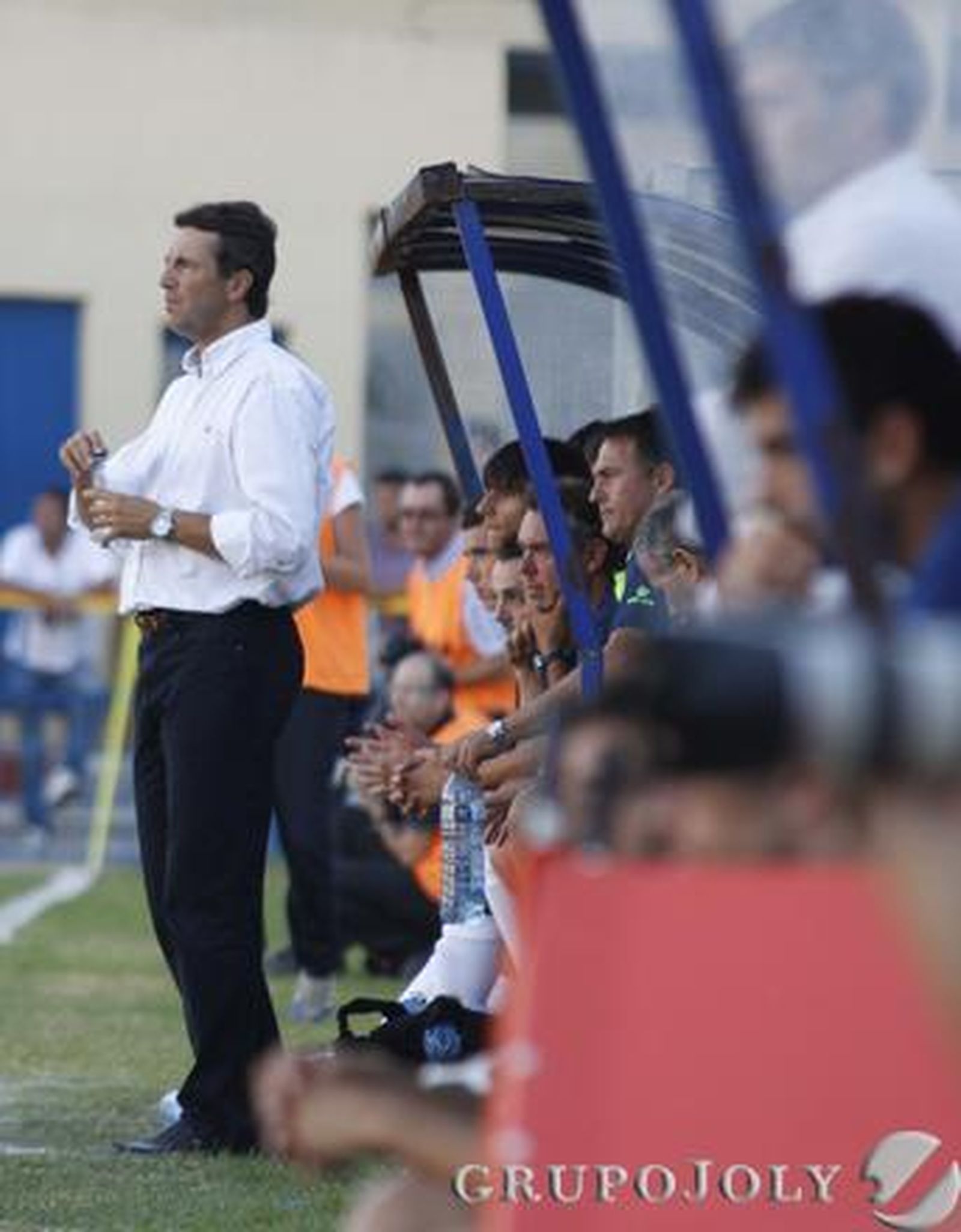 El técnico, con gesto serio en la banda. 

Foto: LOF