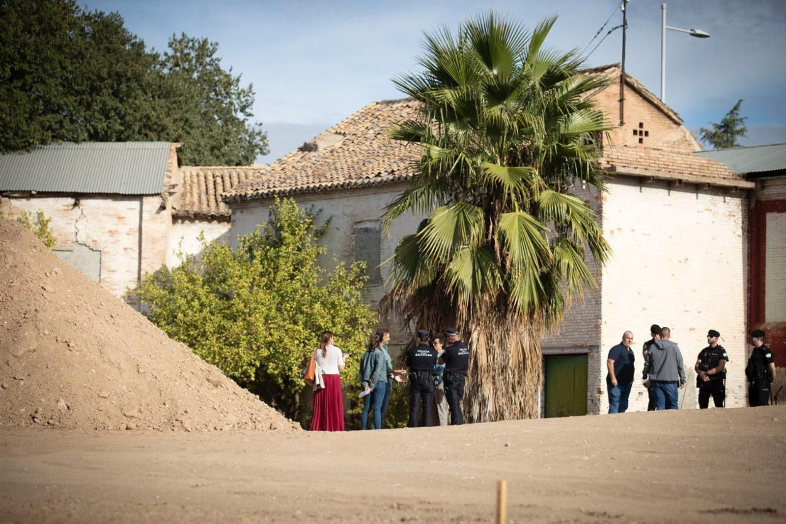 Técnicos de Urbanismo y Policías Locales de Granada, frente a la Huerta de la Mariana