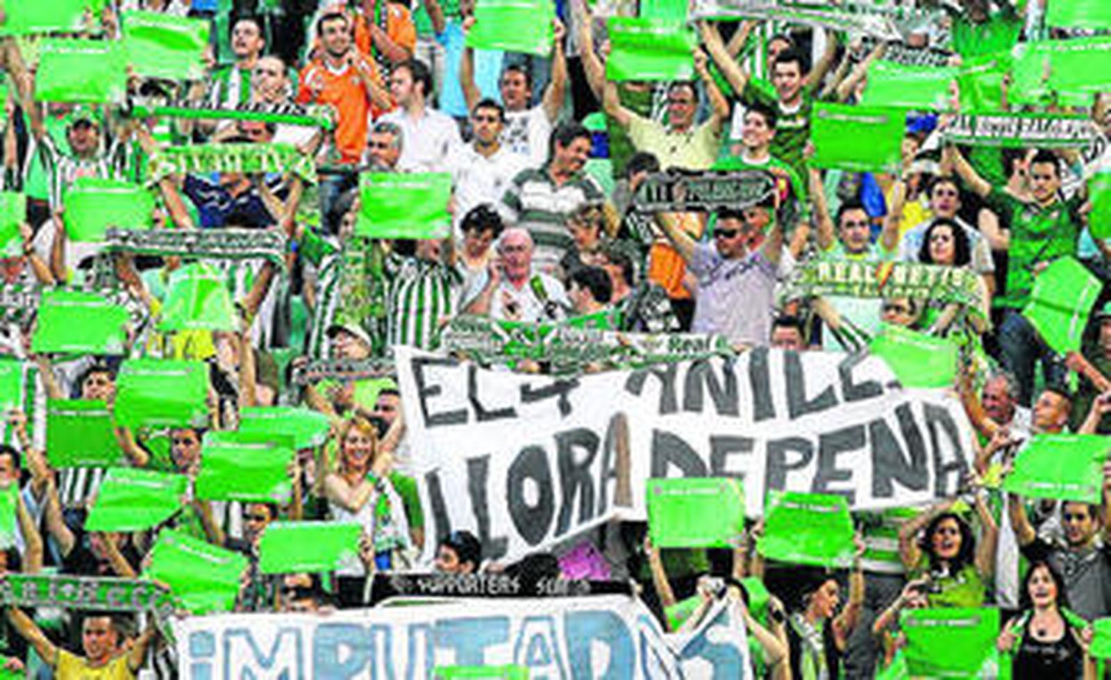 Una imagen del mosaico realizado en el Gol Sur cuando el Betis saltó al césped.