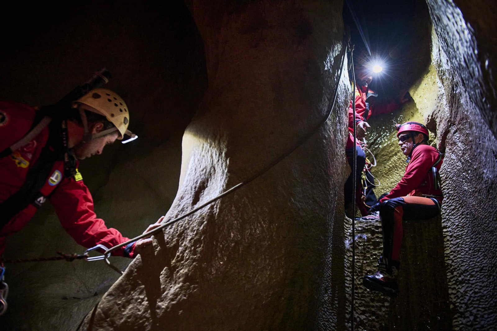 Así descienden dos personas ciegas por una cavidad de 100 metros de profundidad