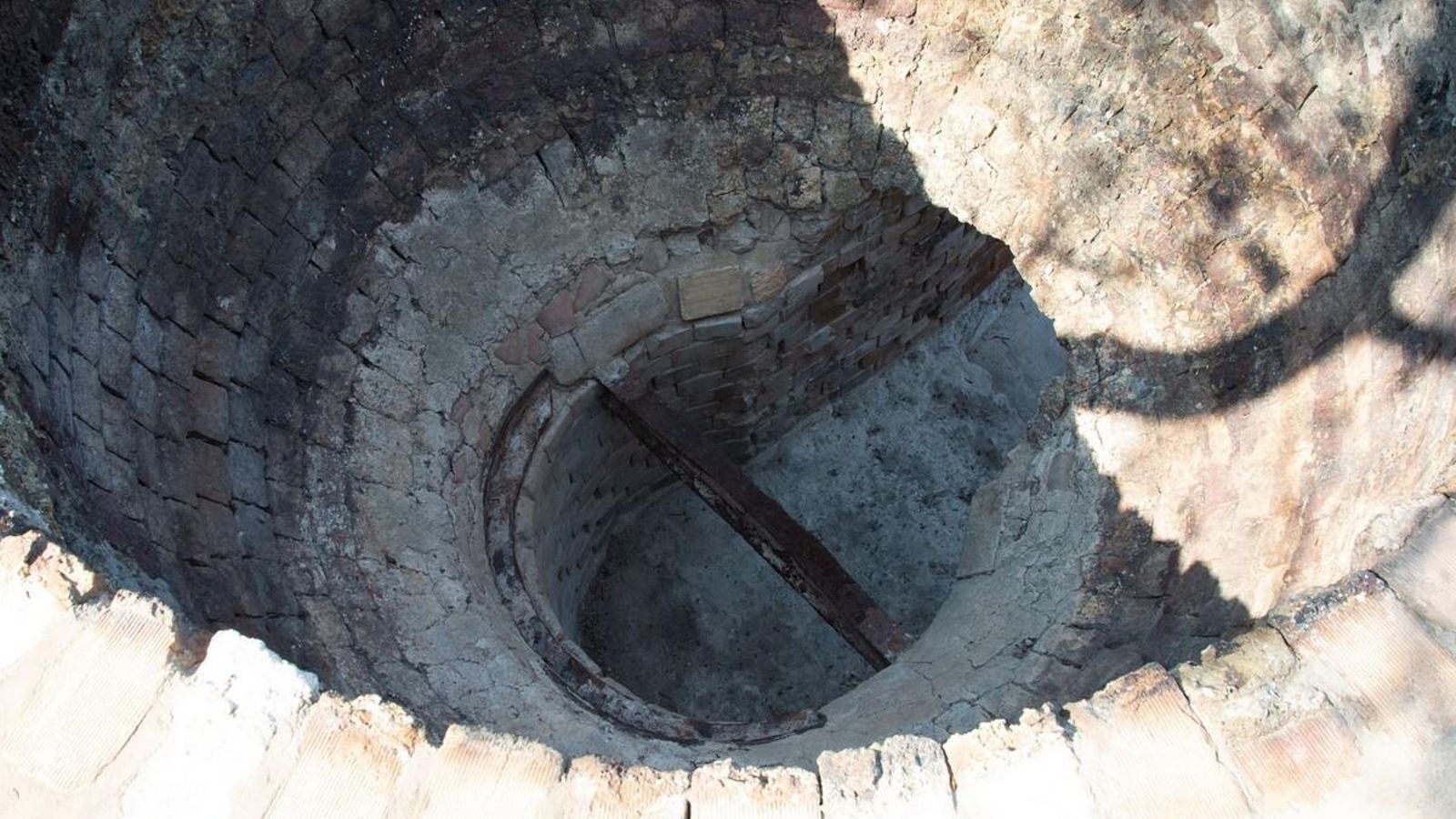 El interior del horno de cal.