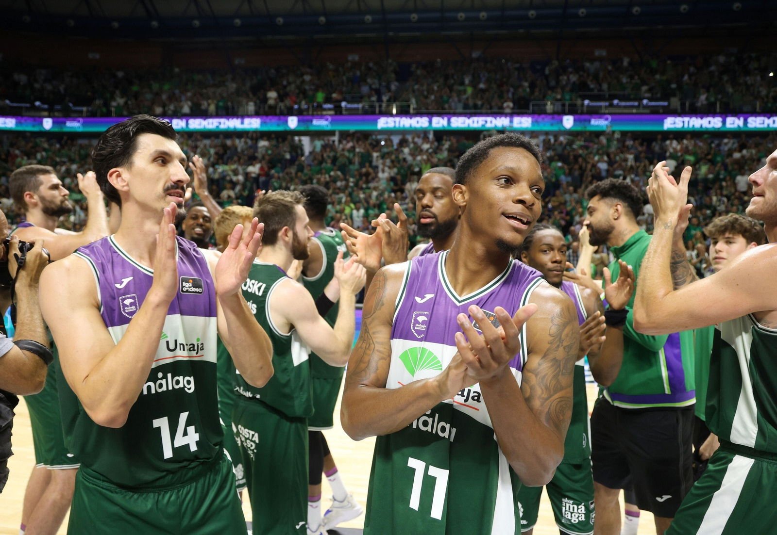 Los jugadores aplauden al público.