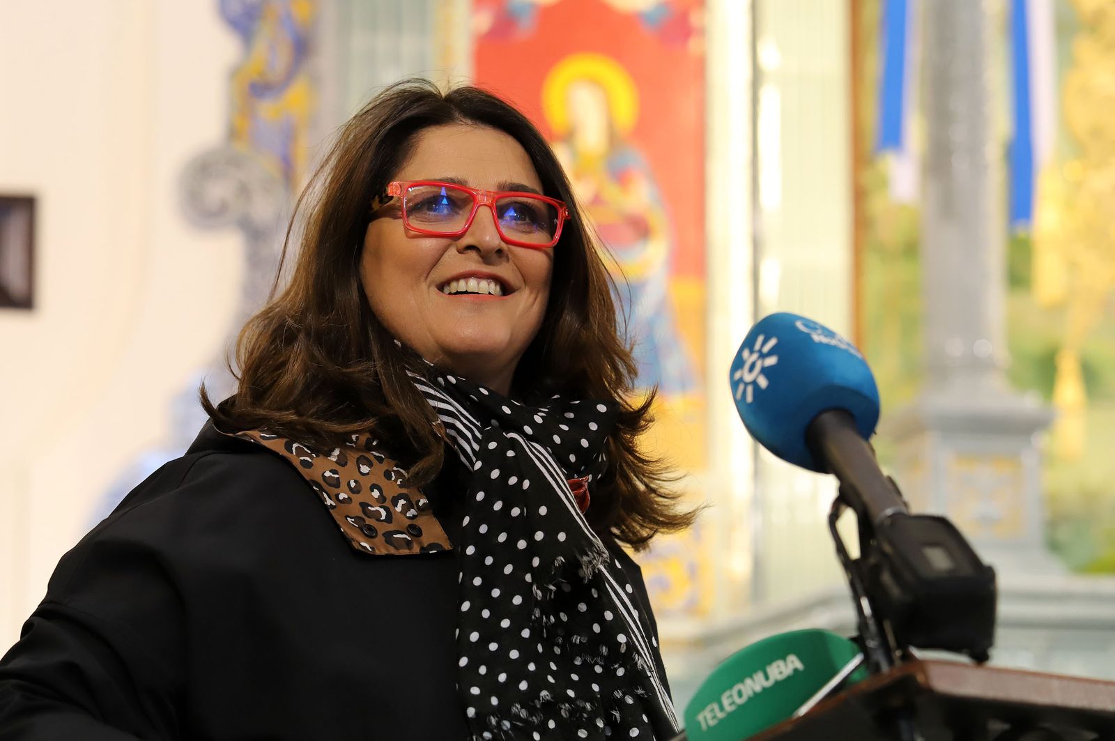 Imágenes de la presentación del cartel de la Hdad del Rocío de Huelva realizado por la pintora Nuria Barrera