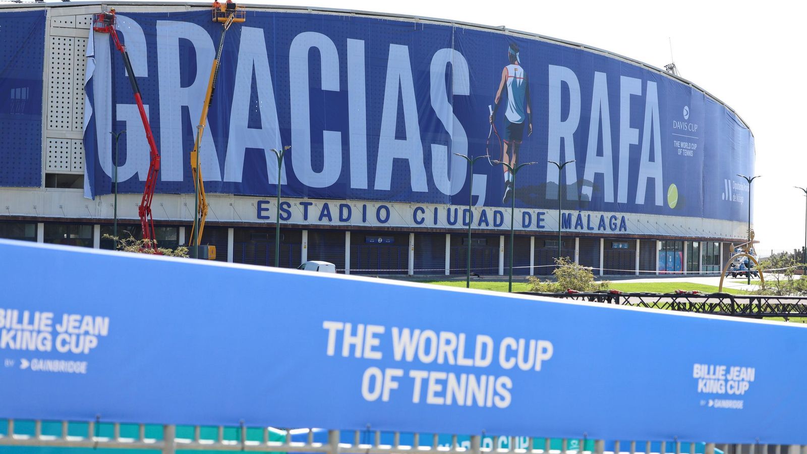 La pancarta de homenaje a Rafa Nadal en el Ciudad de Málaga, en imágenes
