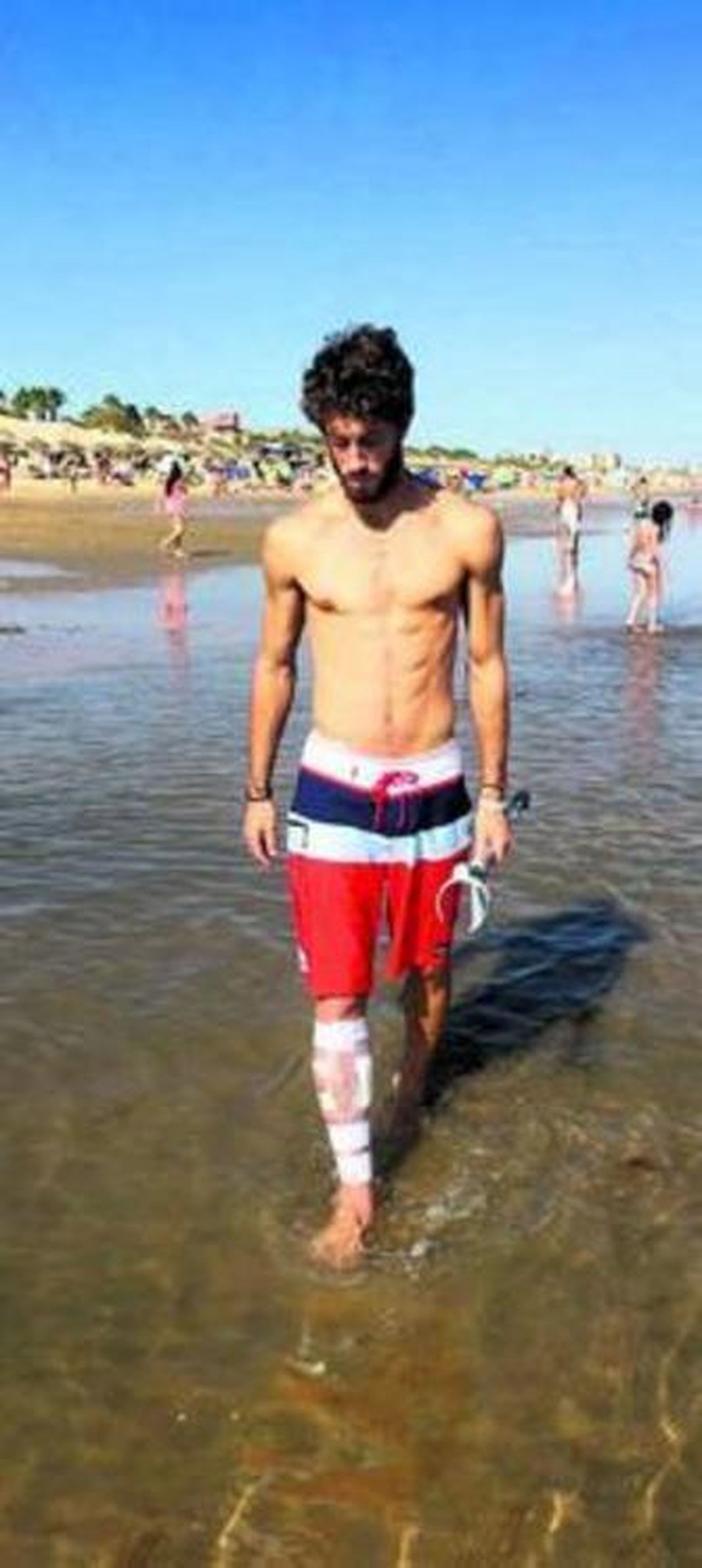 Manuel Escribano, caminando el sábado por la playa de La Antilla.