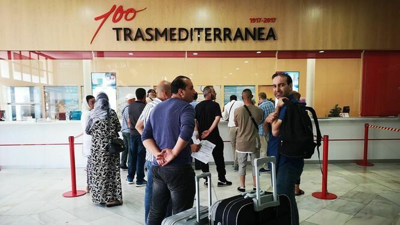 Pasajeros en el Puerto de la capital.