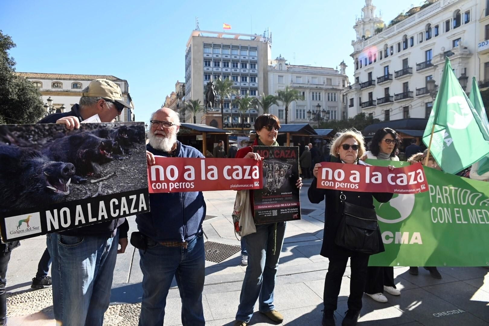 La manifestación para acabar con la caza con perros en Córdoba, en imágenes