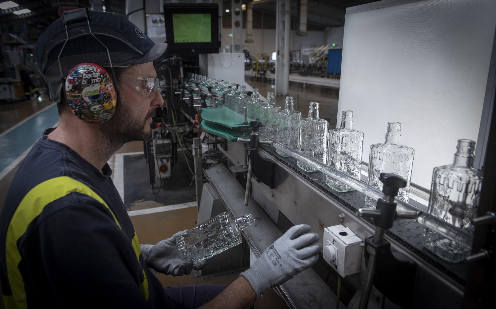 El corazón de una planta de reciclaje de vidrio, en imágenes
