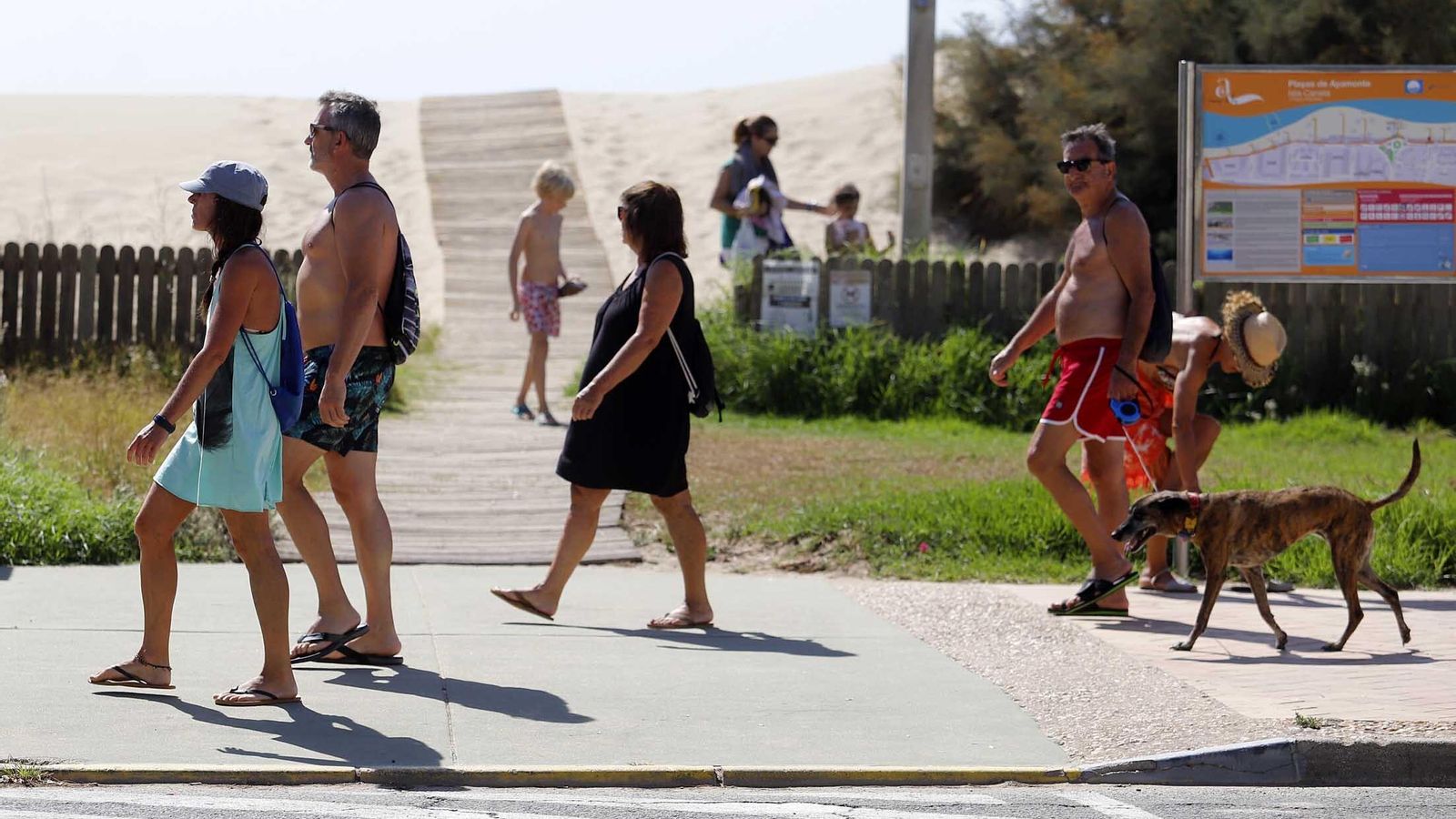 Veraneantes en la playa de Isla Canela