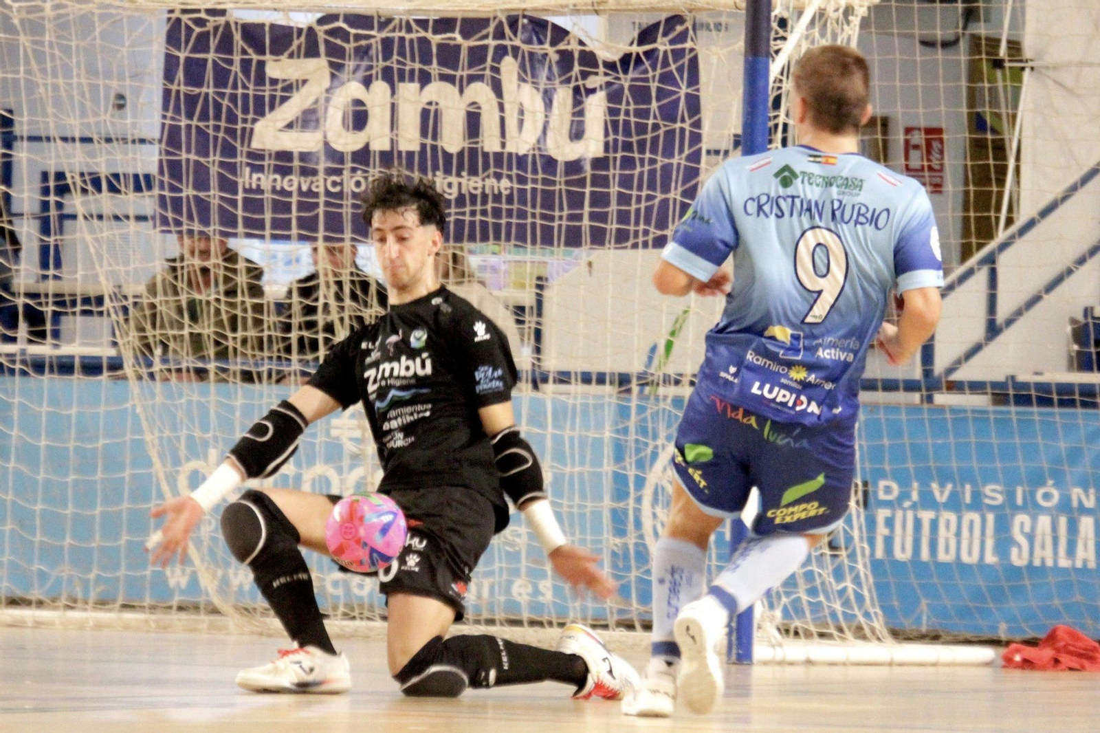 El guardameta del conjunto pinatarense le realiiza una parada a Cristian Rubio durante una acción del encuentro.