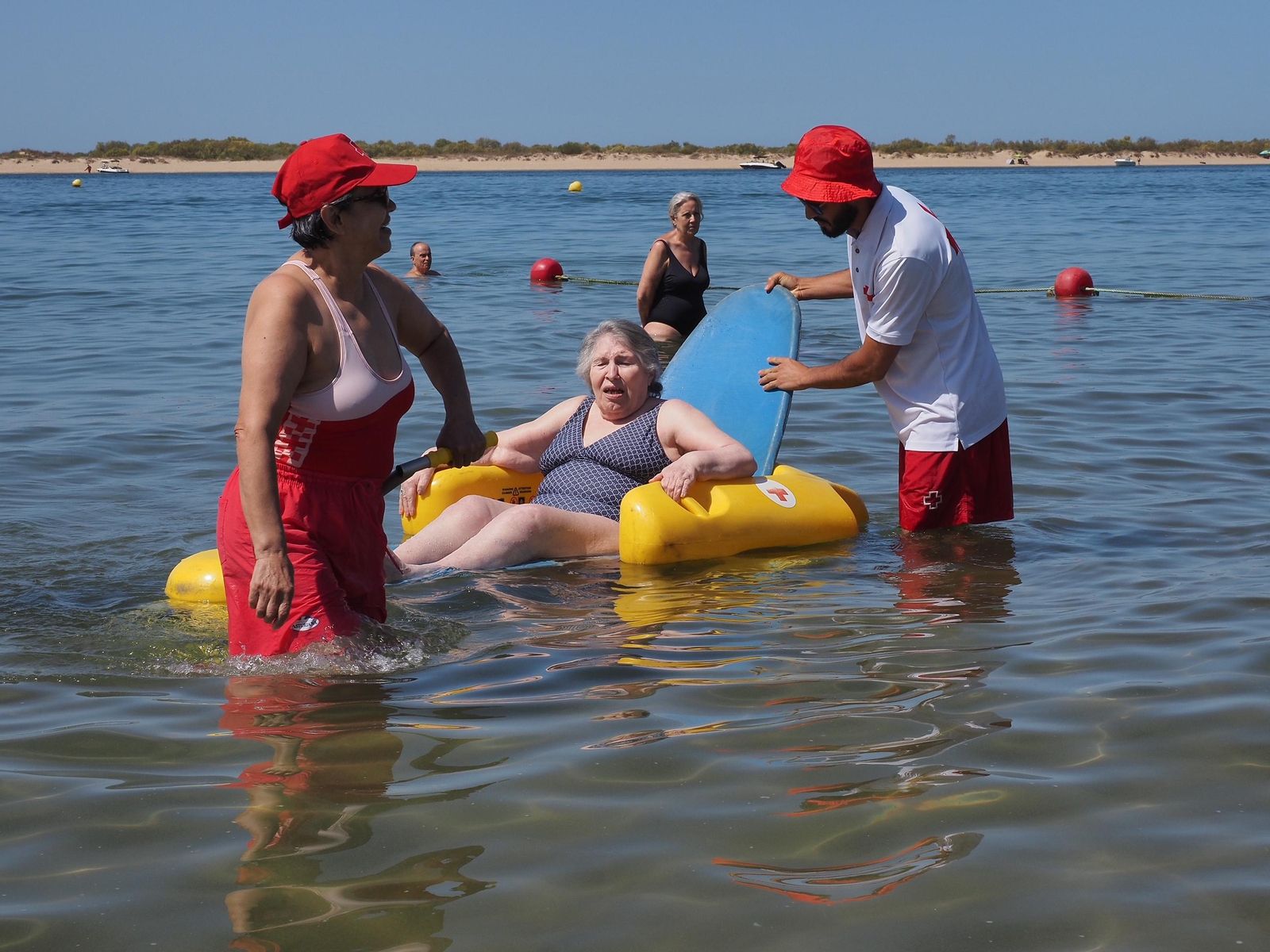 Una de las usuarias del programa se da un baño en la playa del Caño de la Culata, asistida por personal de Cruz Roja Una de las usuarias del programa se da un baño en la playa del Caño de la Culata, asistida por personal de Cruz Roja