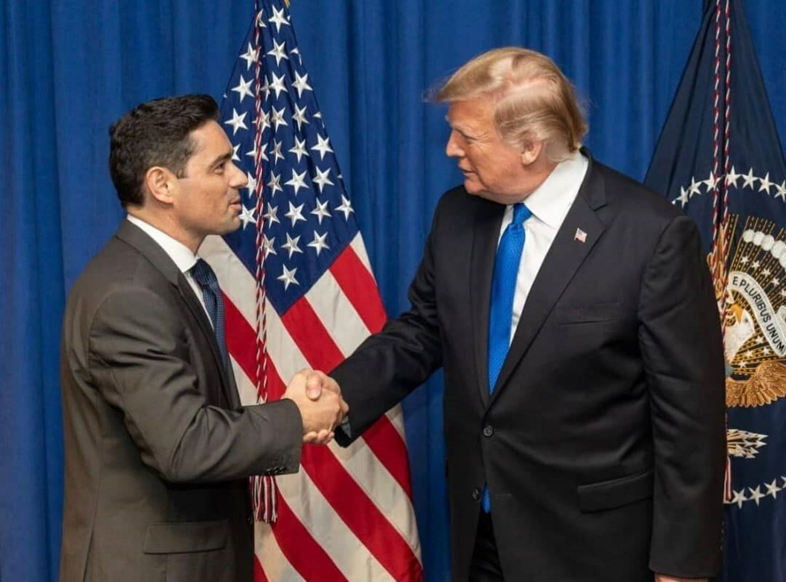 Donald Trump saluda a Carlos Vecchio, representante ante EEUU de Guaidó, el pasado 18 de febrero de 2019 en la Universidad Internacional de Florida.