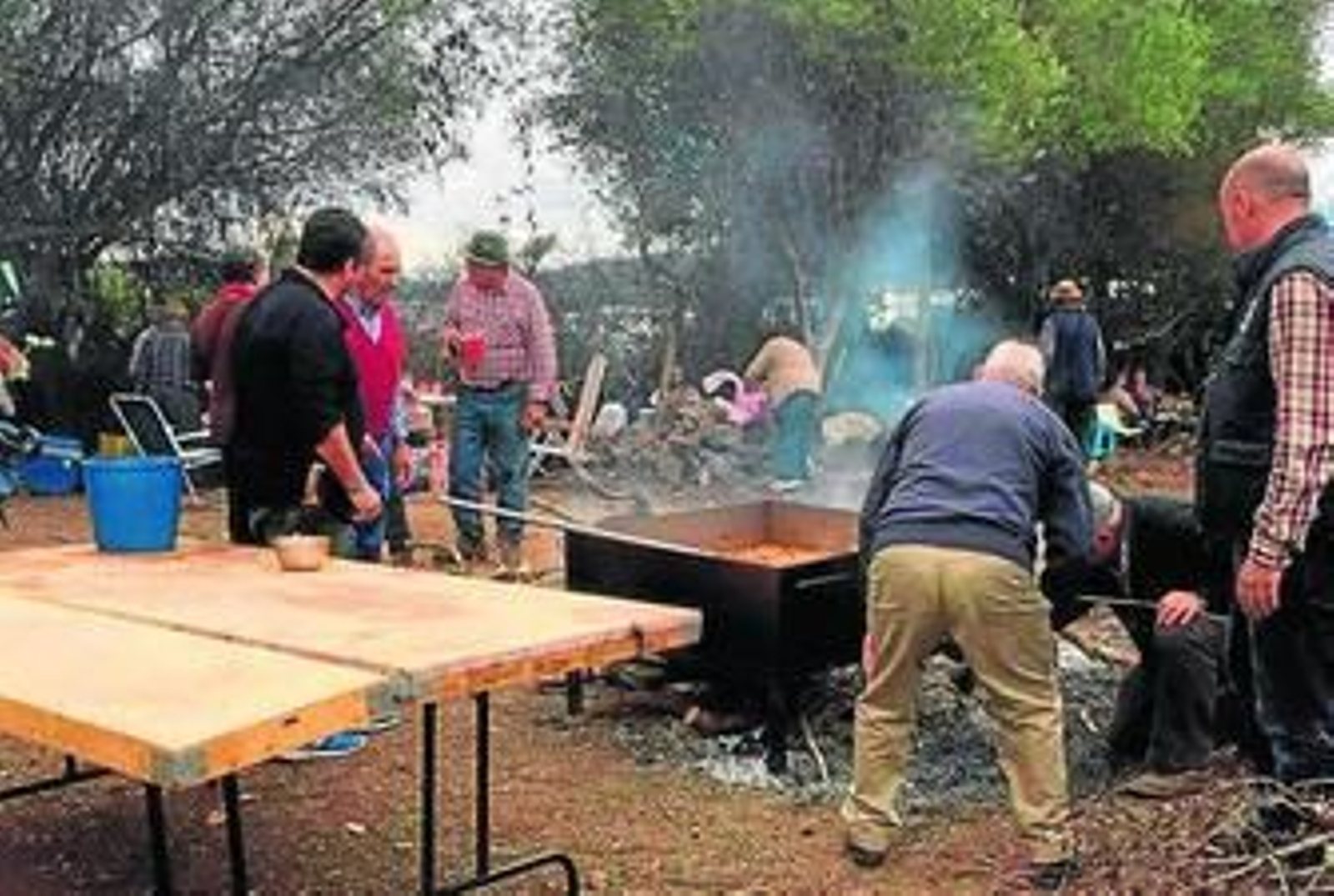 Los participantes en la convivencia preparan platos de la matanza, ayer bajo una carpa en Cucarrete. Los participantes en la convivencia preparan platos de la matanza, ayer bajo una carpa en Cucarrete.