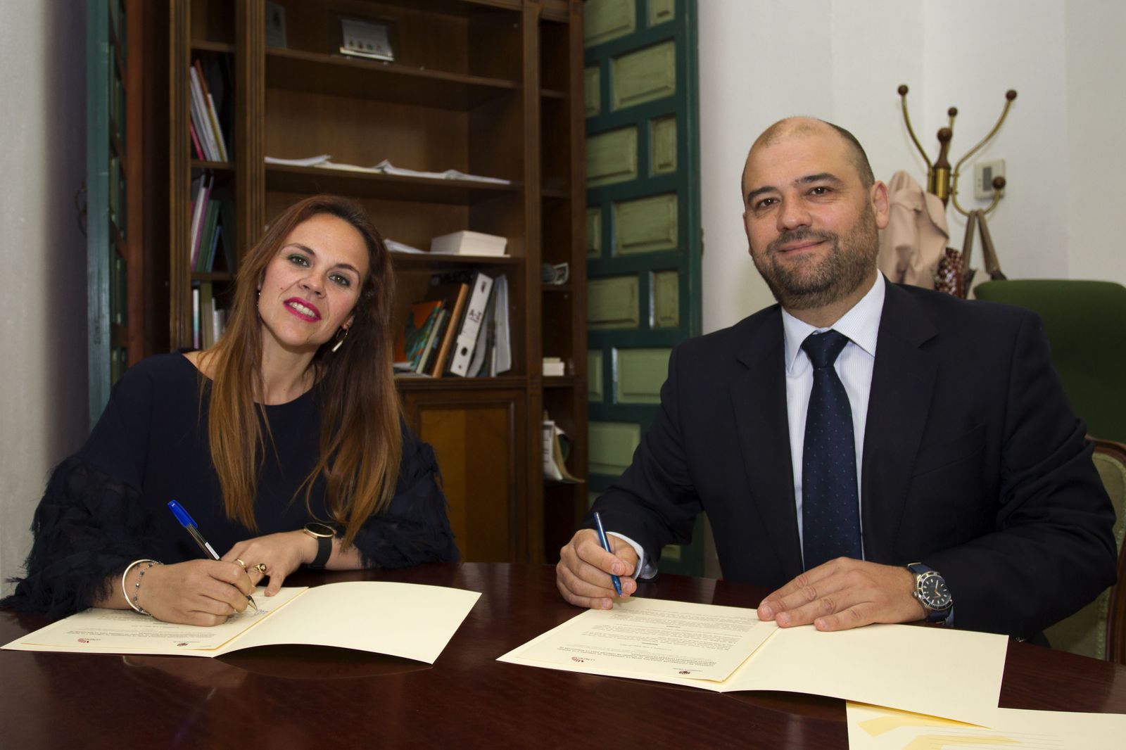 Aurora Barbero y Enrique Quesada firman el acuerdo