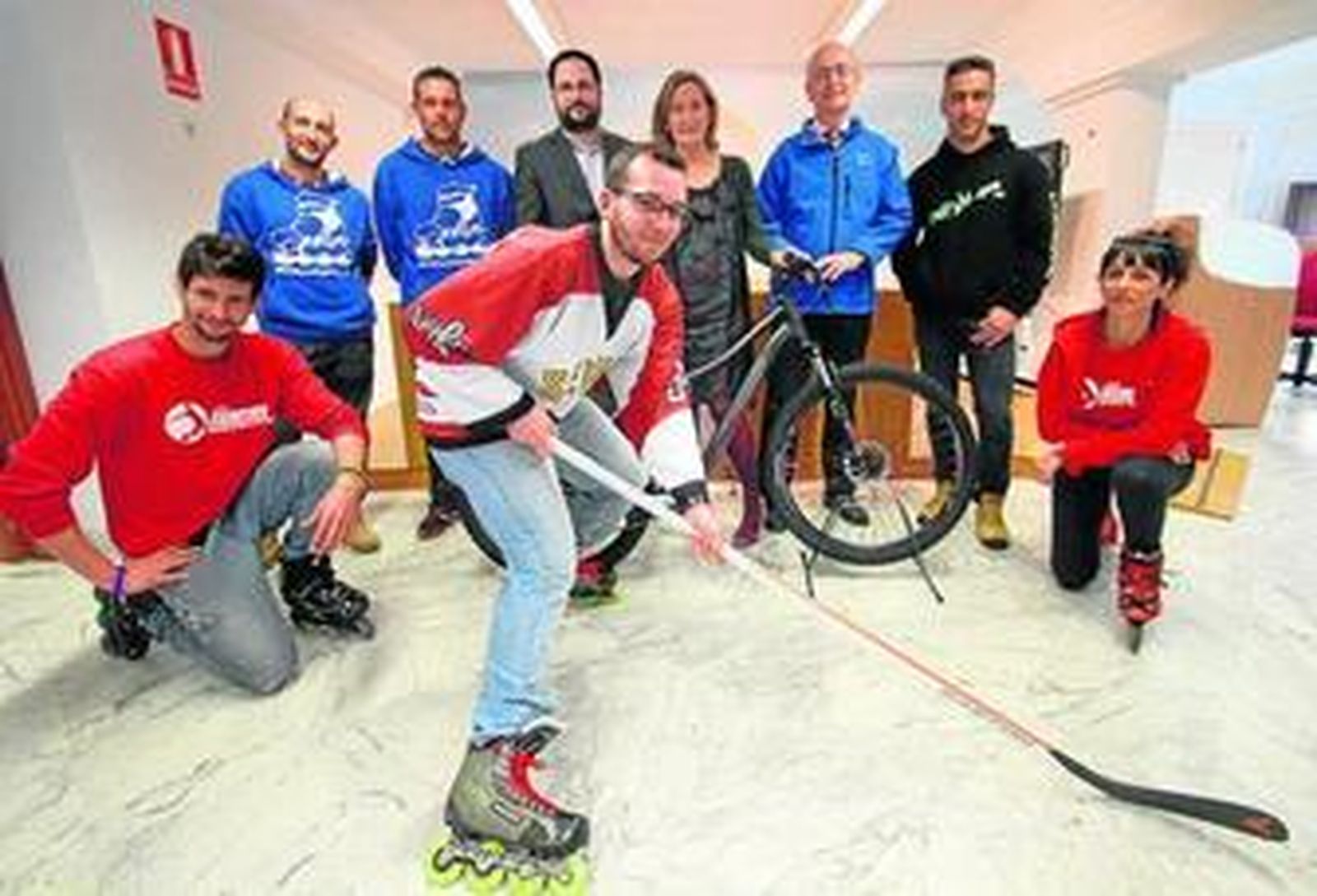 Miembros de Club Mercury, Sevilla Patina, Patina Aventura y Club Sevilla Dragons, junto a Alejandro Arregui, de Ciclos Cabellos, María del Mar Sánchez Estrella, delegada de Deportes, y Luis Miguel Pons, de la Fundación Cajasol.