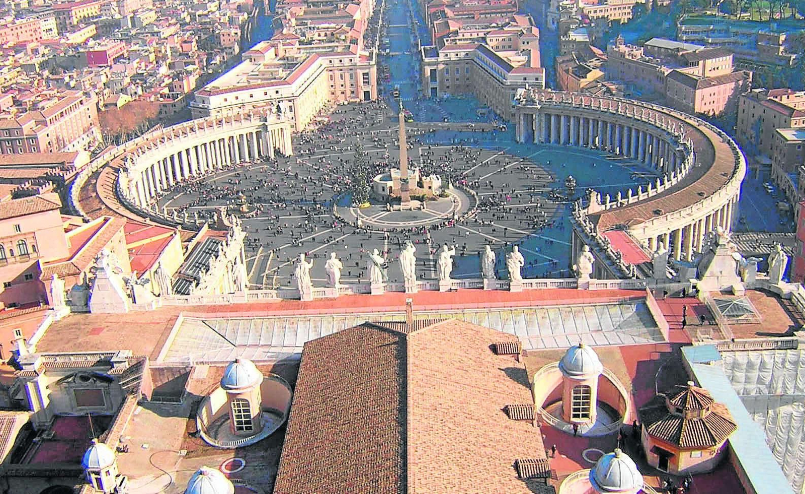 Panorámica de la Plaza de San Pedro en Ciudad del Vaticano