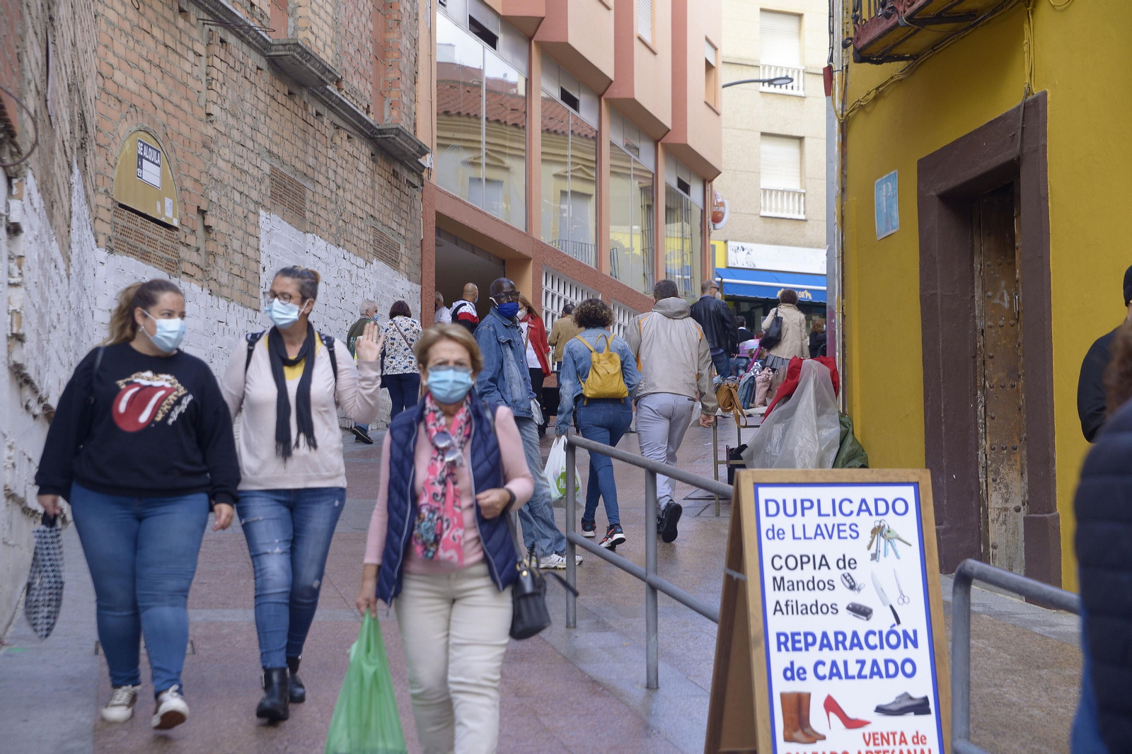 Varias personas pasean con mascarillas en Algeciras