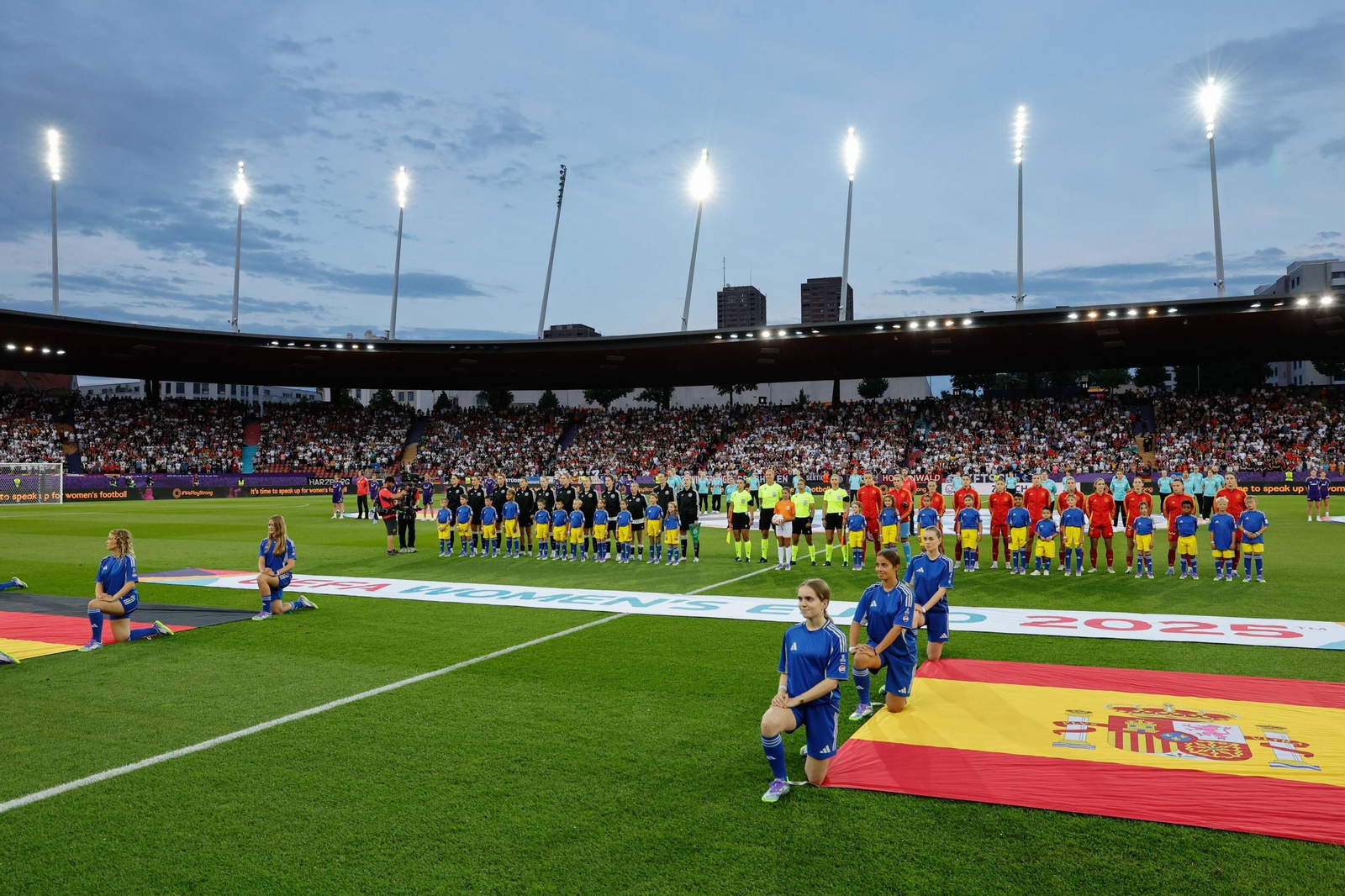 Las dos selecciones escuchan los himnos antes de iniciarse la semifinal en Zúrich.