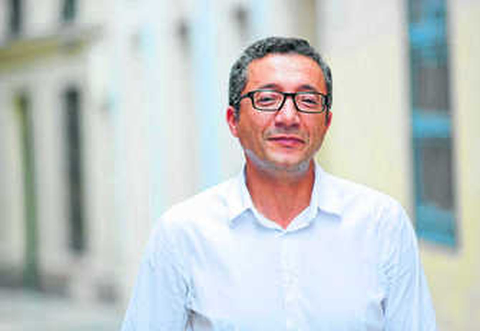 Kamal Redouani, ayer, junto a la sede de la Alianza Francesa, donde tuvo lugar la entrevista.