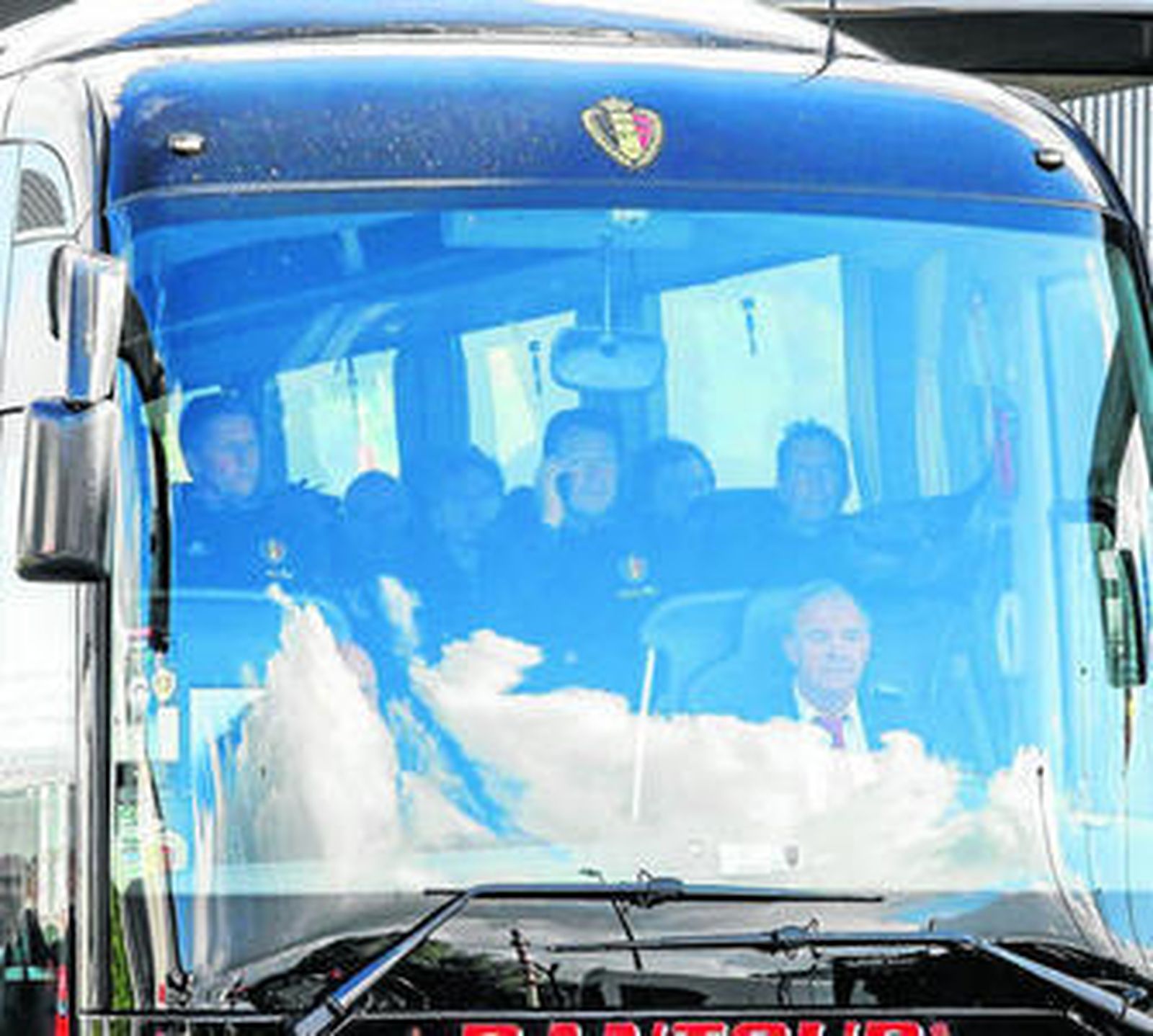 El autobús de la selección belga, ayer en Bruselas, con Marc Wilmots en el centro, con su móvil.