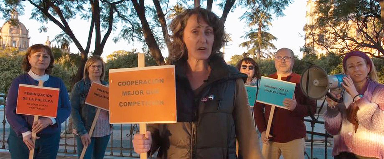 Kika González, portavoz de Ganemos, junto a varias de sus integrantes.