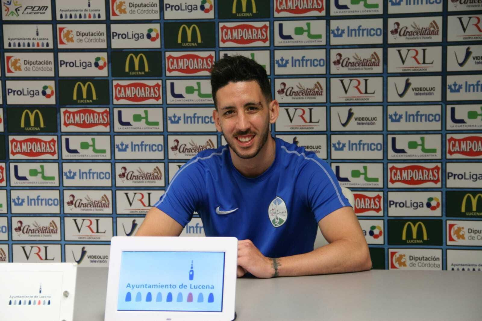 Toni Pérez atiende a los medios de comunicación en el Ciudad de Lucena.