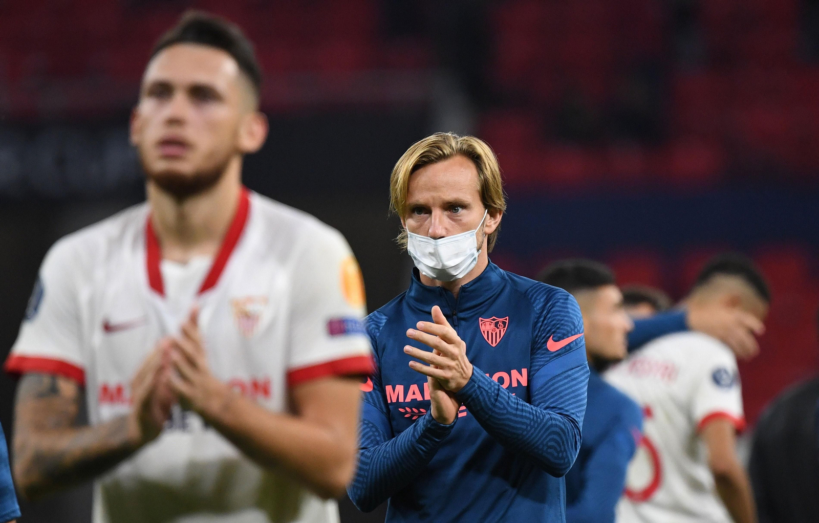 Ocampos y Rakitic aplauden a la afición desplazada a Budapest.