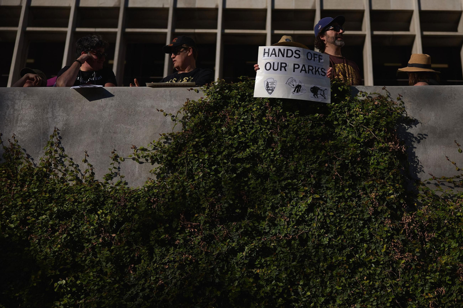 Miles de manifestantes contra Trump y Musk en EEUU: "¡Quita tus manos!"