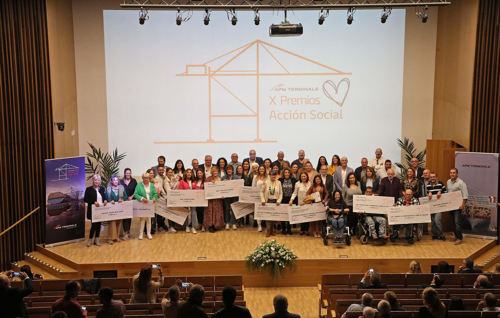 Foto de familia de los premiados por APM Terminals.