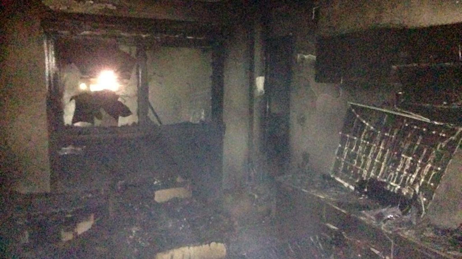 Interior de la vivienda calcinada por las llamas.