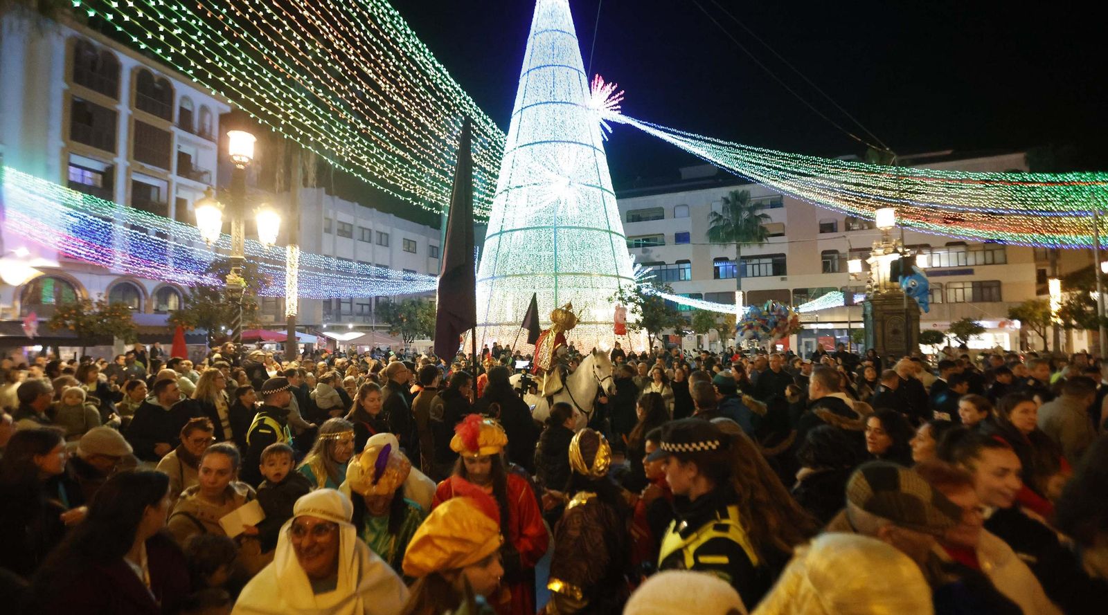 Fotos del heraldo de los Reyes Magos y su corte de beduinos en Algeciras
