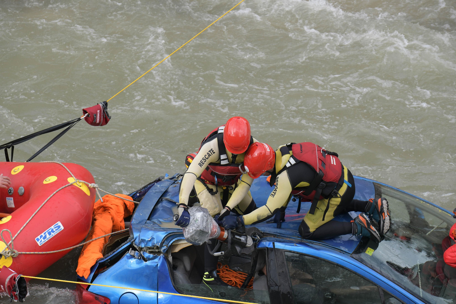 Fotos: Las mejores imágenes del simulacro de rescate de un coche accidentado en el río Genil de Granada