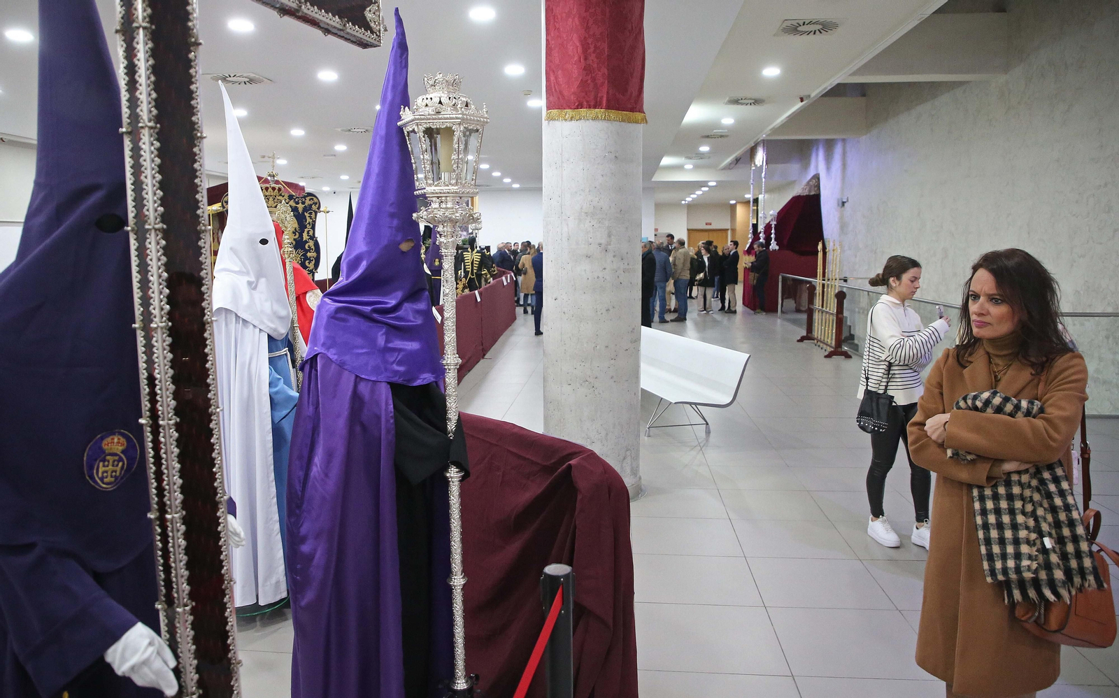 Fotos de la exposición de enseres cofrades en La Línea