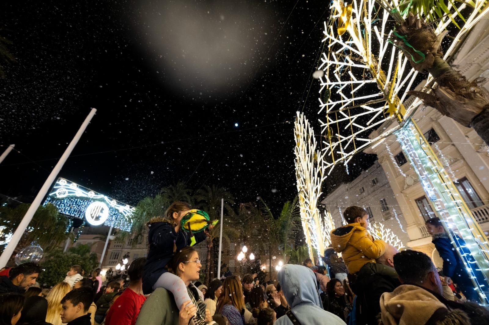 La gran nevada y el encendido del alumbrado extraordinario en Cádiz