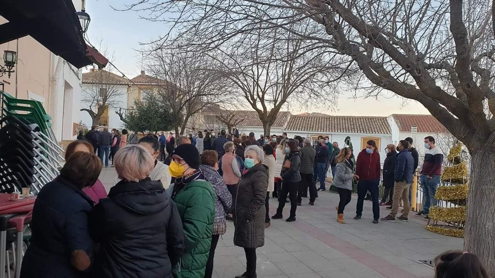 Vecinos en la plaza del pueblo a la espera de que el cura llegara para dar misa y se quedaron sin misa