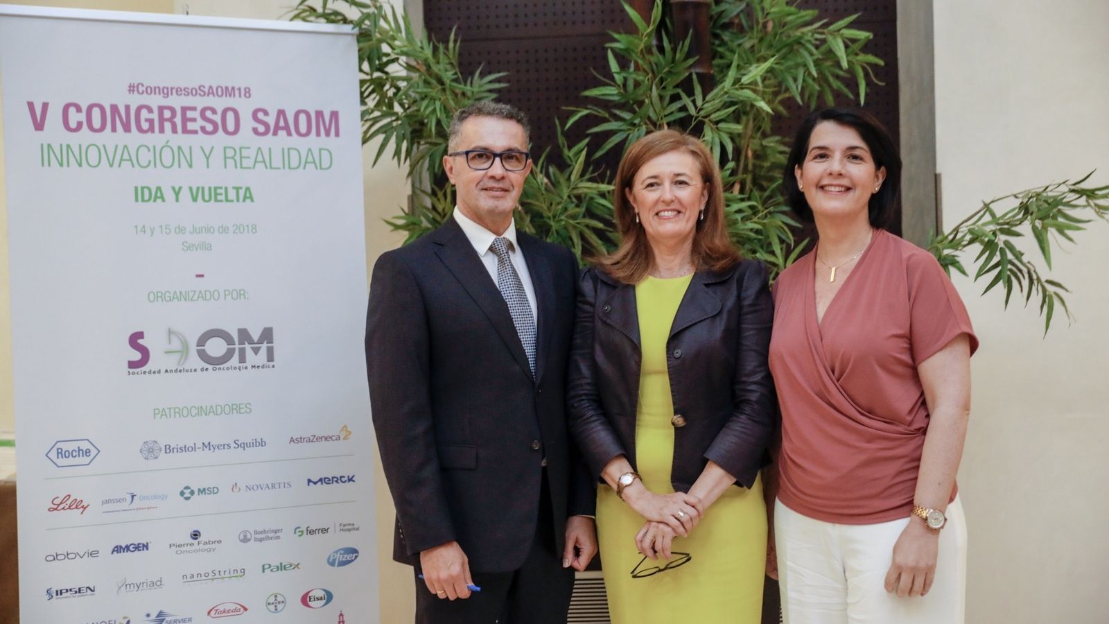 El doctor Manuel Ruiz, vicepresidente de SAOM,  María Dolores Alguacil, directora de Asistencia Sanitaria, y Reyes Bernabé, presidenta de SAOM.